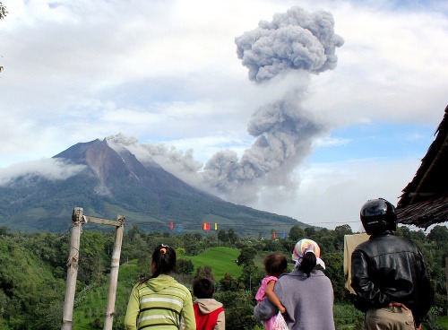 Burácajúca sopka Sinabung vystreľovala