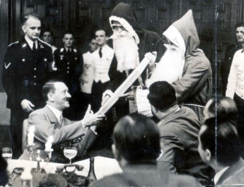 Hitler dostal v roku 1937 darčeky od Santov.