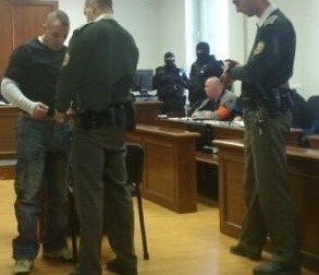 Vľavo svedok Milan Bilčík, v pozadí sediaci obžalovaný Róland Zdichavský