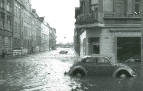 Takto dopadol nemecký Hamburg po ničivej búrke v roku 1962.