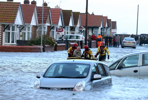 Vo Walese už museli evakuovať ľudí pred záplavami.