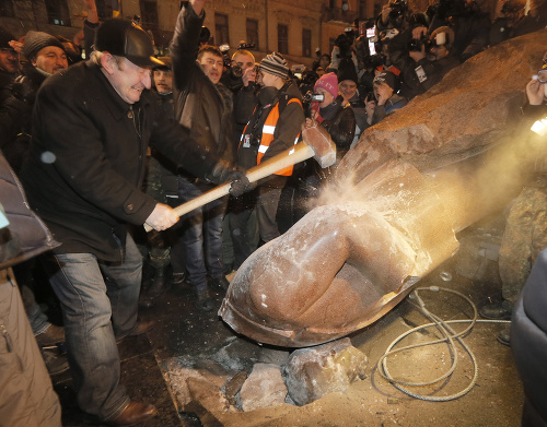 Protestujúci ničí sochu Lenina