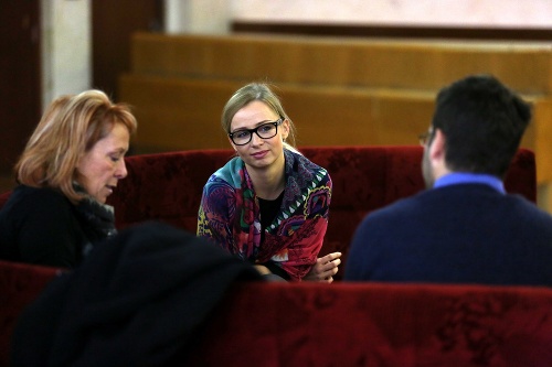 Hovorkyňa mesta Martina Urik Viktorínová diskutuje s britskými novinármi.