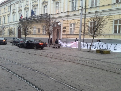 Alojz Hlina vyvesil transparent pred Historickou budovou Národnej rady proti Smeru