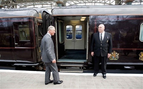 Princ Charles pri nastupovaní do britského kráľovského vlaku.