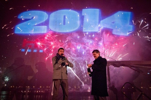 Primátor Bratislavy Milan Ftáčnik (vpravo) počas vítania nového roku v centre Bratislavy