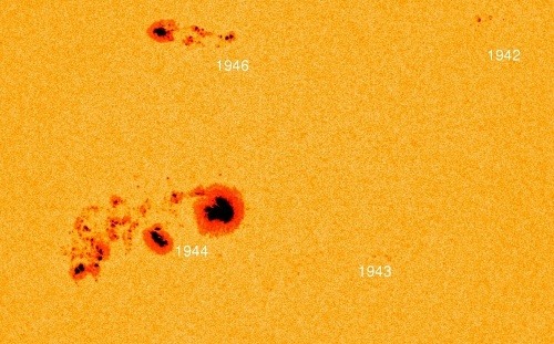 Dve aktívne oblasti na Slnku: AR1944 a AR1943.