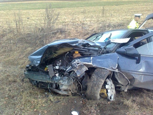 Tento Opel mladej rodinke skrížil cestu, jeho vodič skončil v nemocnici.