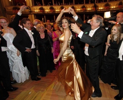 Viedenský bál často hostí aj kontroverzné osobnosti. Za všetko môže samotný organizátor, podnikateľ Richard Lugner. V roku 2011 pozval marokánsku brušnú tanečnicu a prostitútku Karimu al-Mahroug prezývanú na klubovej scéne Ruby Rubacuore (Lámačka sŕdc), ktorá mala údajne aféru s vtedajším talianskym premiérom Silviom Berlusconim. 