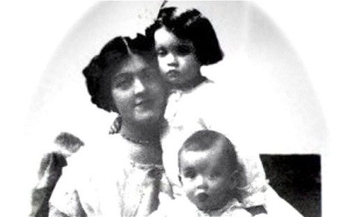Helen Loraine Allisonová s matkou a bračekom.