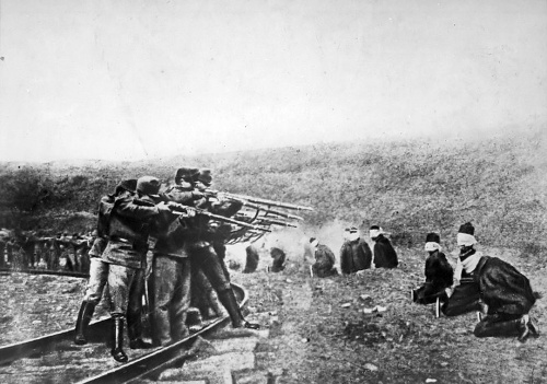 Rakúsko-uhorskí vojaci popravujú Srbov.
