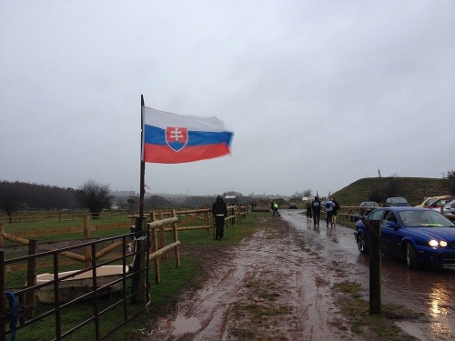 Slovensko sa na Tough Guy nestratilo. Prvenstvo si zabezpečilo vlajkou hneď pri vchode do areálu. 