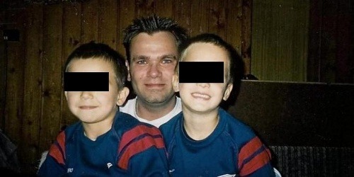 Tommy ešte ako šťastný otec s oboma synmi.