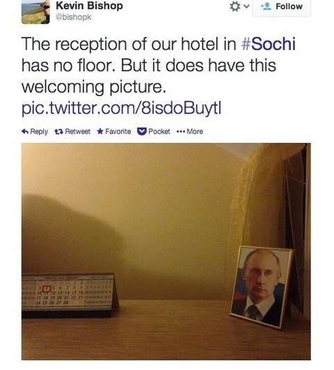 Putin víta športovcov v každom hoteli. Fotografia z recepcie v Soči.
