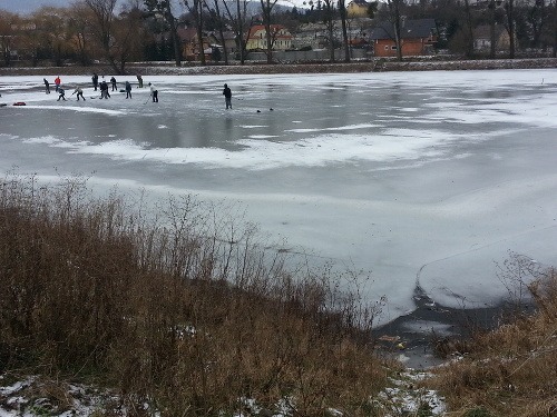 Bratislavčania riskujú na zamrznutých