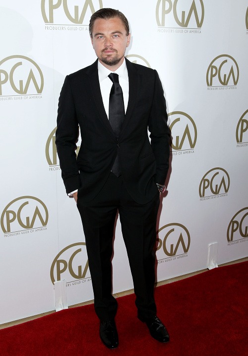 Leonardo DiCaprio vyzerá v obleku skvele. 