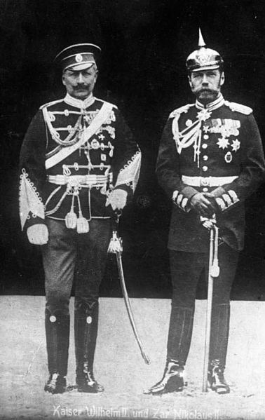 Wilhelm so svojím bratrancom, cárom Mikulášom II. Na snímke z roku 1905 majú vymenené uniformy.