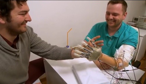 Vedecký prielom bionickej ruky: