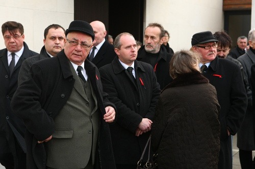 Pohrebu sa zúčastnil aj súčasný predseda KSS Jozef Hrdlička (v strede)