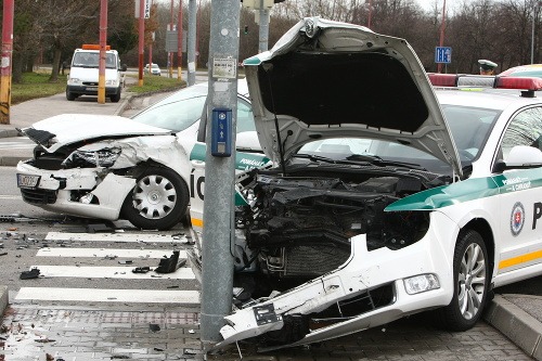 Nehoda policajného auto v