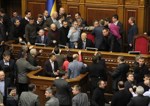 Takto to vyzerá v útrobách ukrajinského parlamentu počas rokovania. Foto: INSIDER