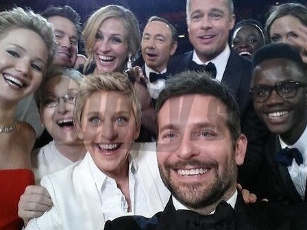 Toto je selfie moderátorky Ellen Degeneres a známych hercov z oscarového večera. 