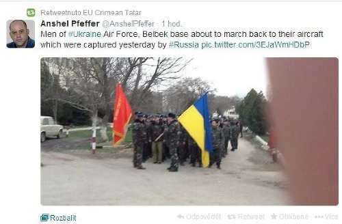 Ukrajinskí vojanci pochodujú na leteckú základňu Belbek.