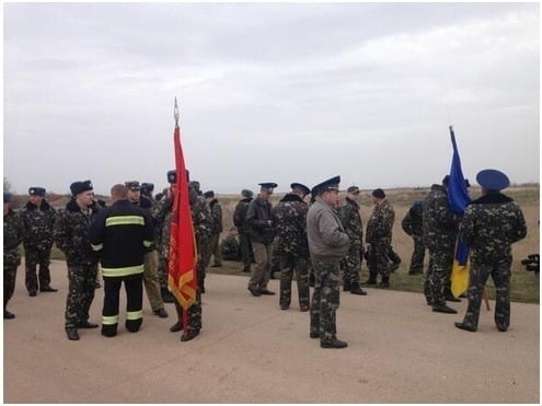 Ukrajinskí vojaci sa pokúšajú dostať späť na vojenskú základňu, ktorú obliehajú Rusi