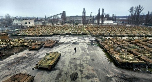 Približne 400 odstavených tankov nečinne stojí v Charkove
