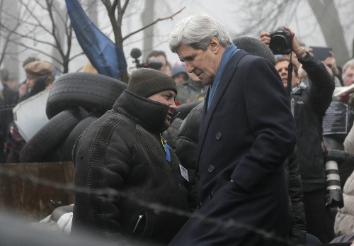 John Kerry v centre