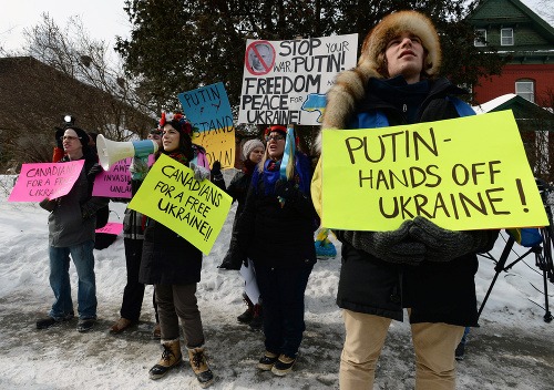 Stúpenci Ukrajiny protestujú pred ruským veľvyslanectvom v Ottawe