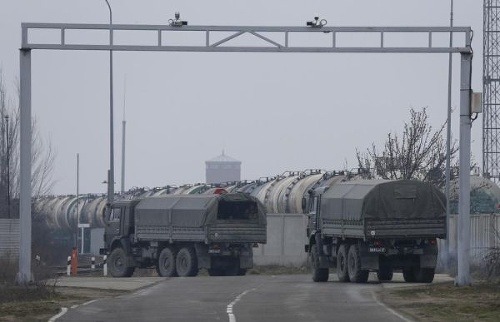 Ruské vojenské vozidlá prešli Kerčským prielivom