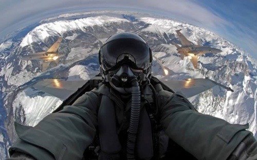 Pilot Swiss Air Force posunul internetové autoportréty na úplne inú úroveň.