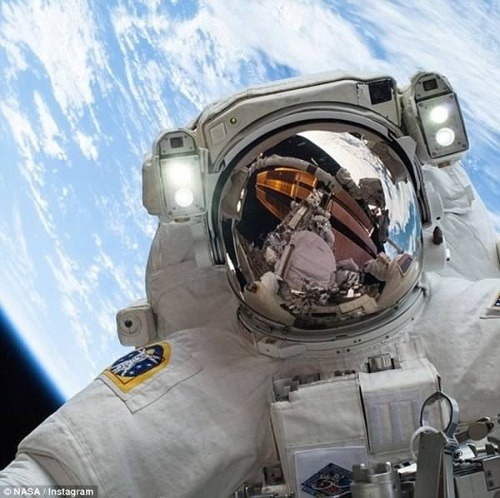 Astronaut Mike Hopkins počas opráv na vesmírnej stanici. Vzdajte to, toto neprekonáte.