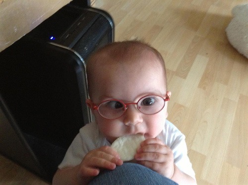 Emma ako osemmesačná dostala svoje prvé okuliare a vyzerala v nich neuveriteľne rozkošne.