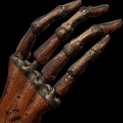 14. Drevená protetická ruka (1800) 