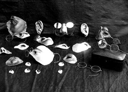 15. Zbierka tvárových protetík, ktoré slúžili na skrytie zranení (1900) 