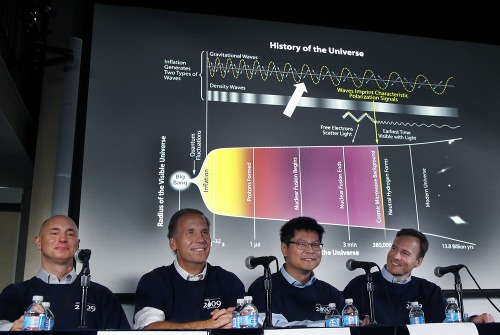 Vedci počas tlačovej konferencie o expanzii vesmíru. Zľava:  Clem Pryke, Jamie Bock, Chao-Lin Kuo a John Kovac.