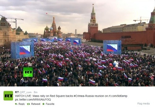 Červené námestie je plné ľudí podporujúcich pripojenie Krymu