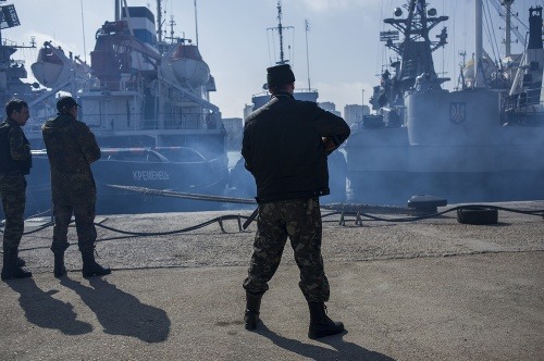 Muži v neoznačených uniformách strážia ukrajinskú loď Chmeľnickij.
