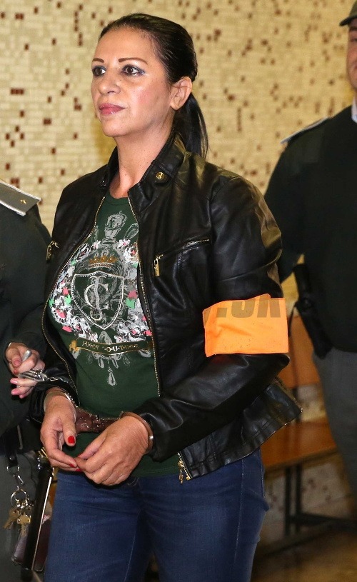 OKTÓBER 2013: Po mesiaci strávenom vo väzbe prišla Nora na pojednávanie v ležérnejšom outfite. Džínsy a koženú bundu doplnila tričkom americkej značky zameranej na náročnejšie zákazníčky. 
