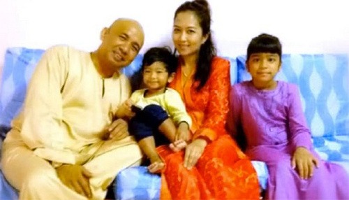 Zaharie Ahmad Šach s exmanželkou a rodinou.