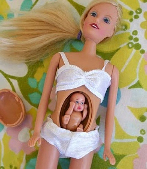 Ďalšia tehotná bábika, len je akosi nezdravo chudá