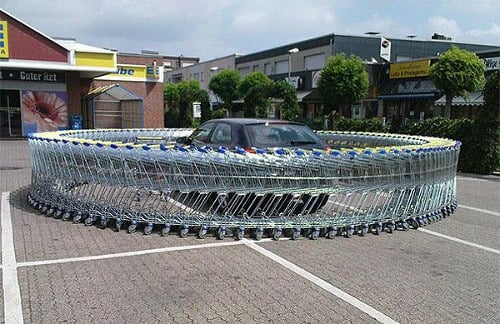 Obkľúčte auto vozíkmi zo supermarketu.