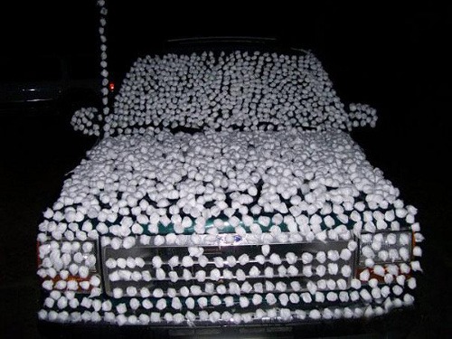 Takto vyzerajú bavlnené guľôčky na kapote auta.