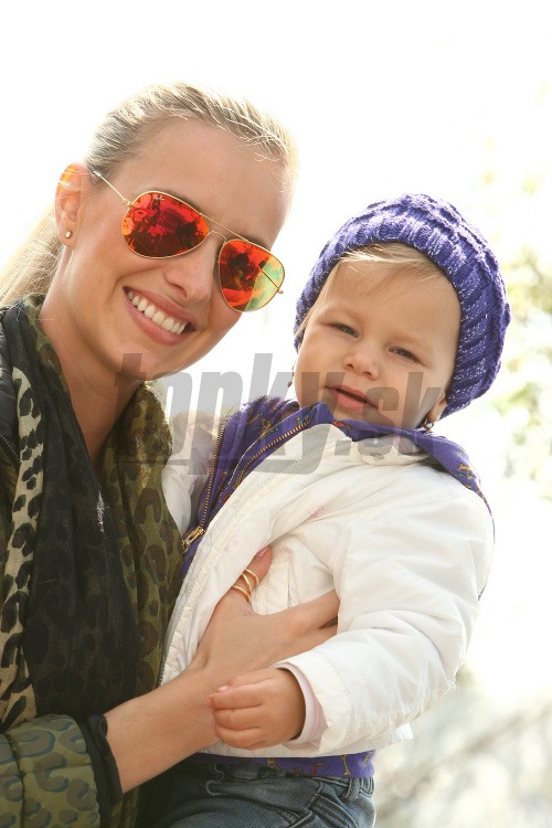 Denisa Mendrejová s prvou dcérou Grétkou. 
