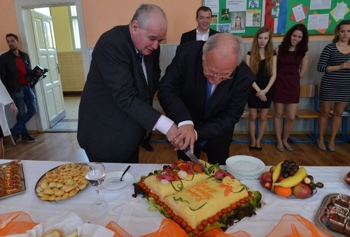 Dušan Čaplovič s Pavlom Mešťanom krája tortu Riešenie židovskej otázky