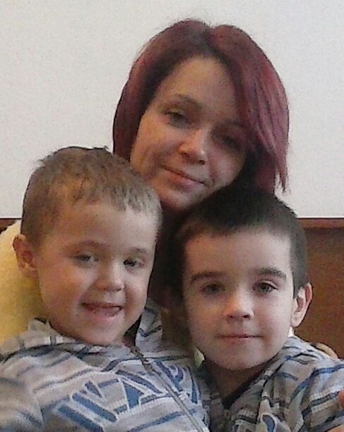 Mamička Katarína so synčekmi Miškom a Janíkom.