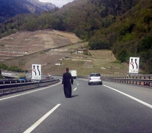 Poľský kňaz si vykračuje po švajčiarskej diaľnici