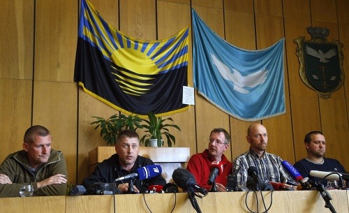 Vjačeslav Ponomarjov (druhý zľava) na tlačovej konferencii.